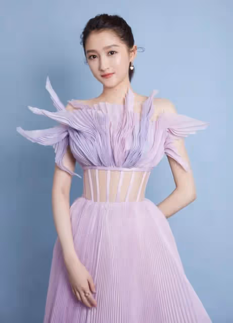關曉彤才是「人間錦鯉」吧？換上深V紗裙禮服，比仙子還要美幾分