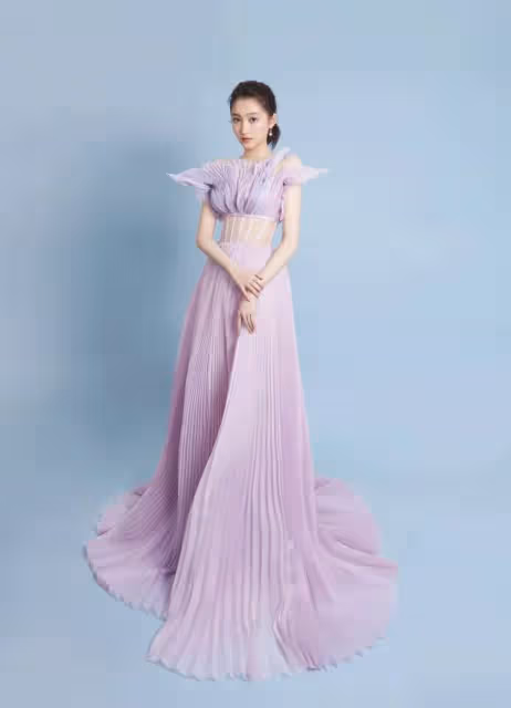 關曉彤才是「人間錦鯉」吧？換上深V紗裙禮服，比仙子還要美幾分