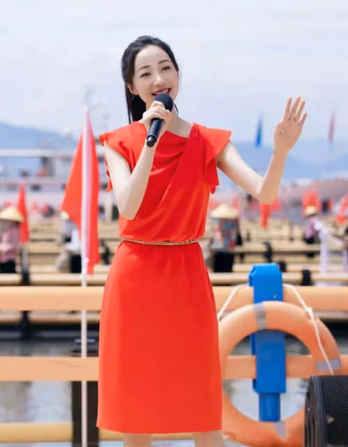 誰會不喜歡韓雪這樣的端莊美人？再艷俗的紅裙子，她穿都高貴了