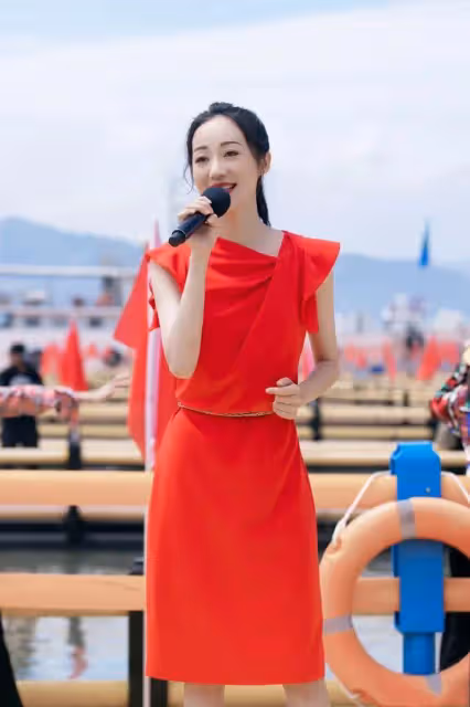 誰會不喜歡韓雪這樣的端莊美人？再艷俗的紅裙子，她穿都高貴了