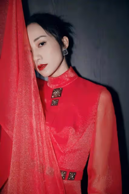 誰會不喜歡韓雪這樣的端莊美人？再艷俗的紅裙子，她穿都高貴了
