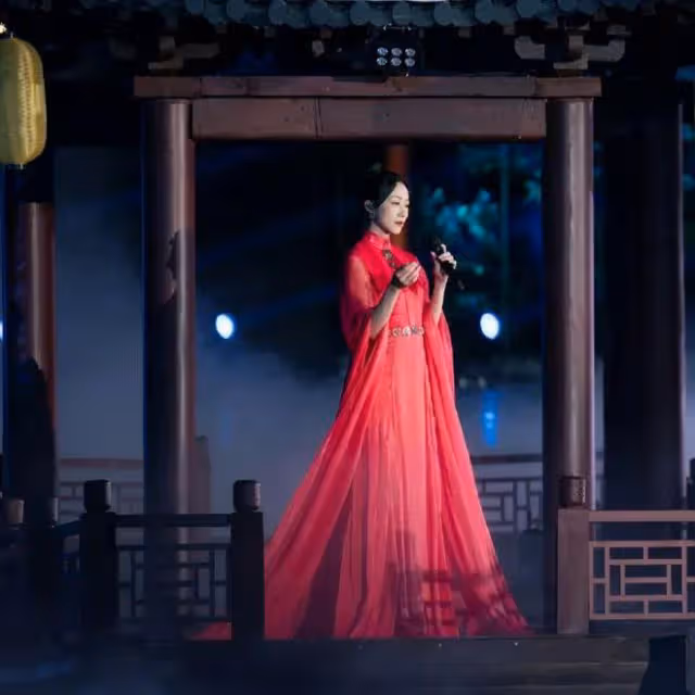 誰會不喜歡韓雪這樣的端莊美人？再艷俗的紅裙子，她穿都高貴了