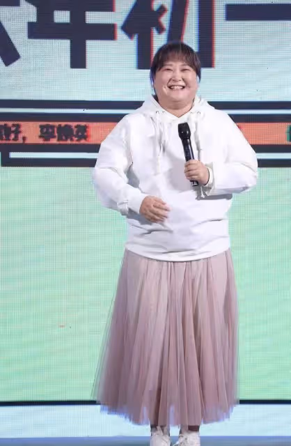 42歲賈玲近照反彈變胖,胳膊變粗皺紋多,過度減肥後遺症出來了