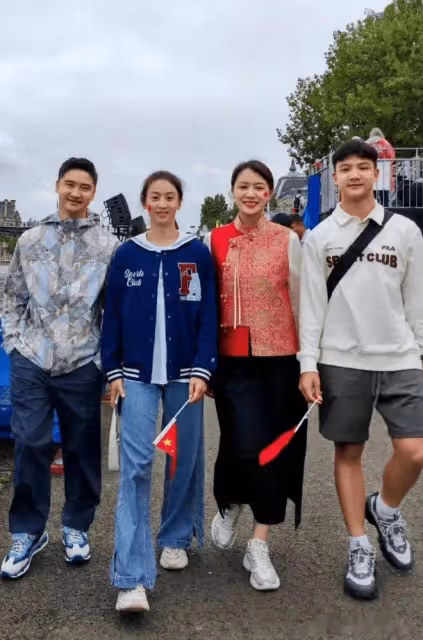 田亮一家現身巴黎觀賽!森碟梳馬尾氣質清新,12歲弟弟高個好魁梧
