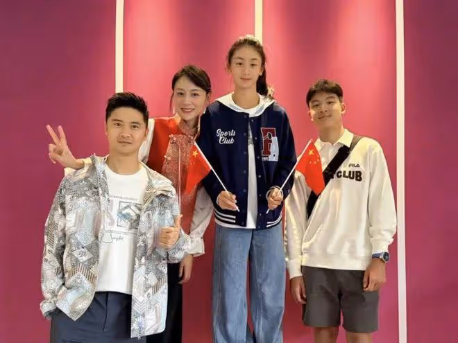 田亮一家現身巴黎觀賽!森碟梳馬尾氣質清新,12歲弟弟高個好魁梧