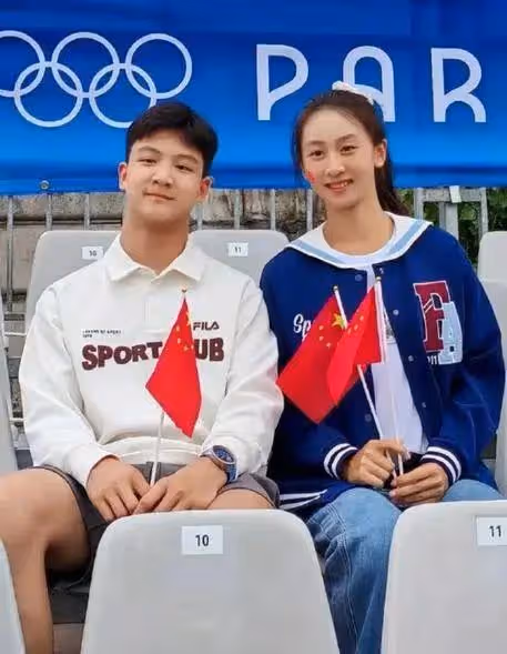 田亮一家現身巴黎觀賽!森碟梳馬尾氣質清新,12歲弟弟高個好魁梧