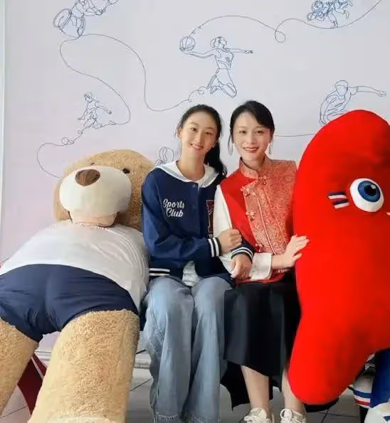 田亮一家現身巴黎觀賽!森碟梳馬尾氣質清新,12歲弟弟高個好魁梧