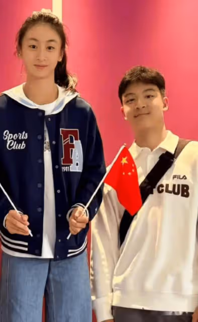 田亮一家現身巴黎觀賽!森碟梳馬尾氣質清新,12歲弟弟高個好魁梧