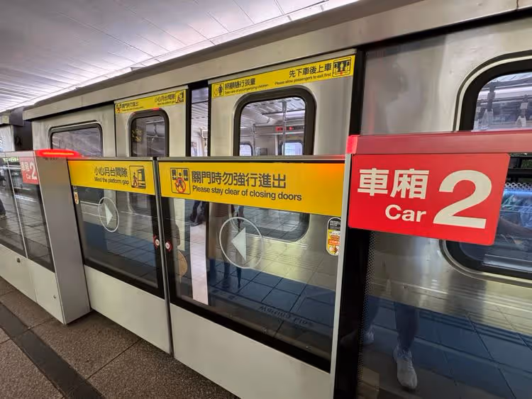 「親吻玩香腸嗎？」嫩妹捷運月台被老外狂問　結局神展開不是性騷擾