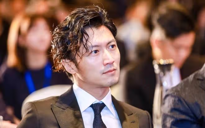謝霆鋒V領襯衫引爆熱搜,細節透露不羈氣質,穿衣風格疑似王菲!