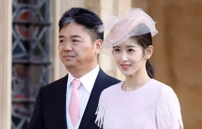劉強東章澤天巴黎街頭被偶遇,一家三口看奧運,恩愛細節盡顯溫馨