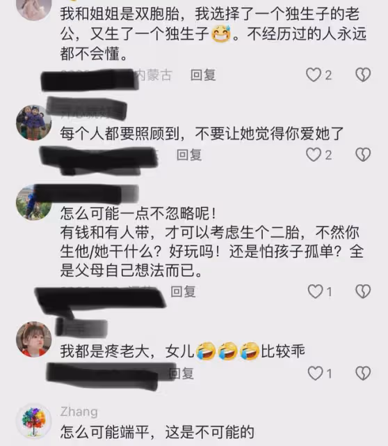 女子專心哄二胎兒子，大女兒委屈躲一旁偷偷抹淚，一句話太心酸