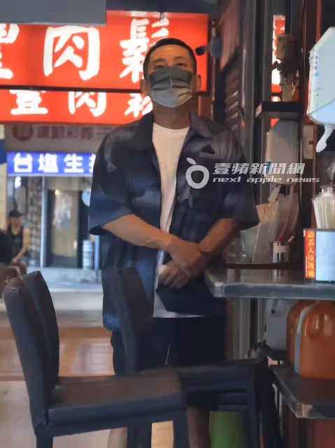 狗仔直擊｜Uber Eats賺不到他錢！影帝親取炸雞外賣　座駕藏真愛密碼