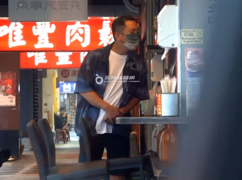 狗仔直擊｜Uber Eats賺不到他錢！影帝親取炸雞外賣　座駕藏真愛密碼