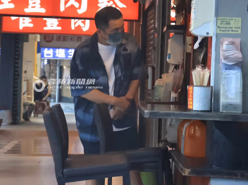 狗仔直擊｜Uber Eats賺不到他錢！影帝親取炸雞外賣　座駕藏真愛密碼