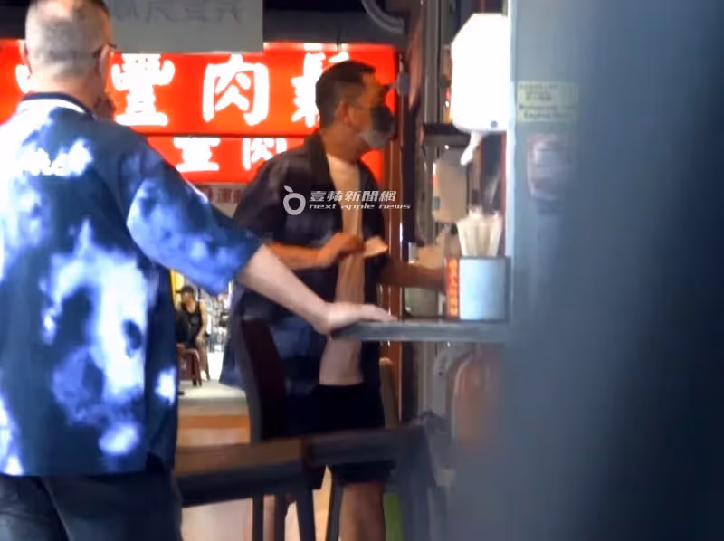 狗仔直擊｜Uber Eats賺不到他錢！影帝親取炸雞外賣　座駕藏真愛密碼