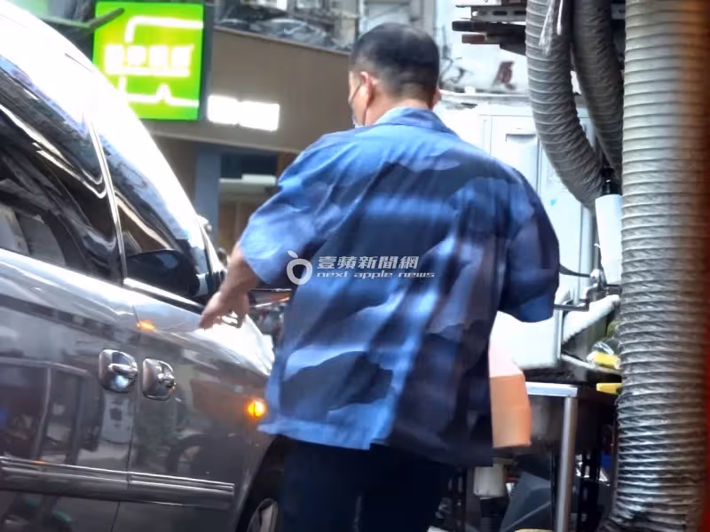 狗仔直擊｜Uber Eats賺不到他錢！影帝親取炸雞外賣　座駕藏真愛密碼
