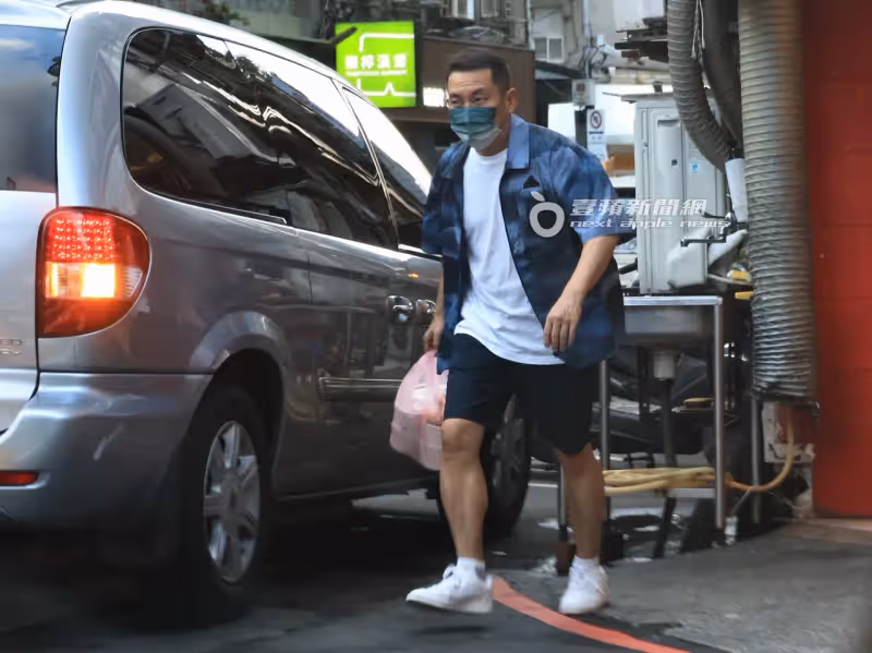 狗仔直擊｜Uber Eats賺不到他錢！影帝親取炸雞外賣　座駕藏真愛密碼