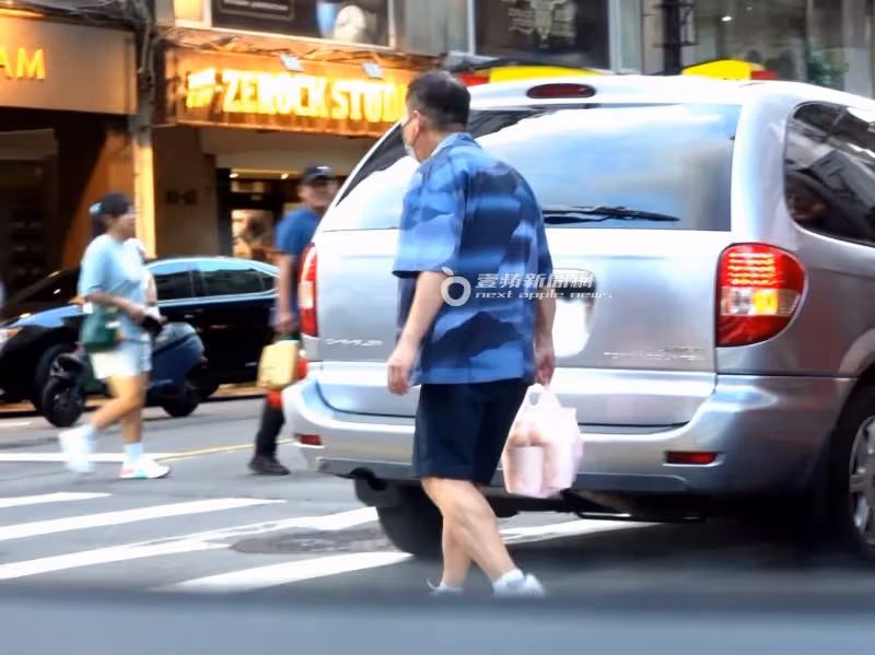 狗仔直擊｜Uber Eats賺不到他錢！影帝親取炸雞外賣　座駕藏真愛密碼