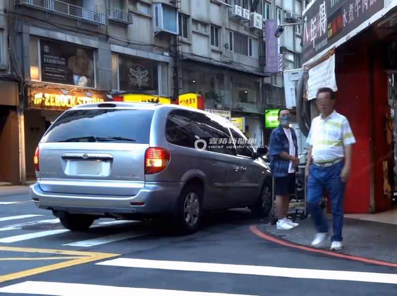 狗仔直擊｜Uber Eats賺不到他錢！影帝親取炸雞外賣　座駕藏真愛密碼