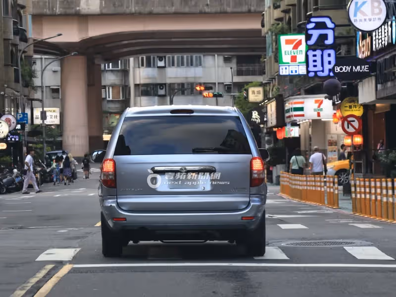 狗仔直擊｜Uber Eats賺不到他錢！影帝親取炸雞外賣　座駕藏真愛密碼