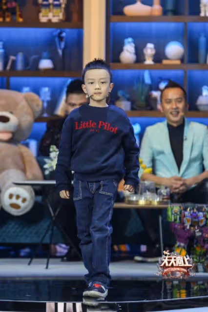 汪涵9歲兒子近照,沐沐遺傳爸媽高個子,給媽媽寫愛心字條超懂事
