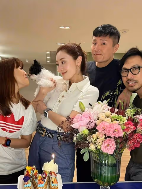 豪門闊太「李嘉欣」高調慶生!穿polo衫+牛仔褲,54歲美出新高度