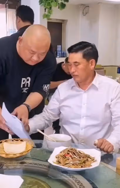 大衣哥現身拍攝宣傳光碟行動視頻,網友吐槽本人身材發福太多
