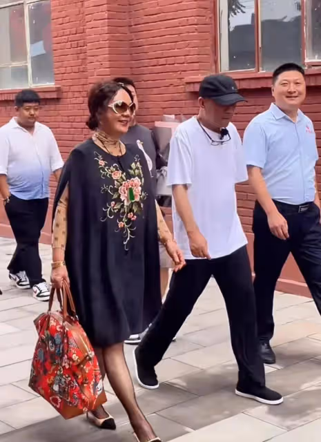 楊議老婆孟真出鏡親自回應謝雷,怒斥其造謠中傷,已經起訴對方