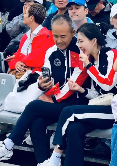 網友巴黎偶遇王石田朴珺夫婦,穿情侶裝看開幕式太恩愛