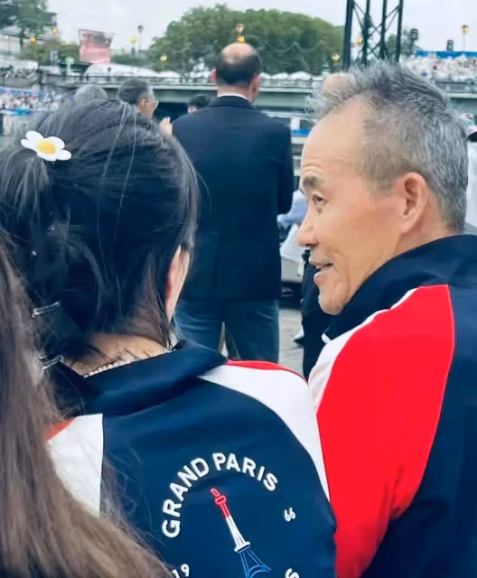 網友巴黎偶遇王石田朴珺夫婦,穿情侶裝看開幕式太恩愛