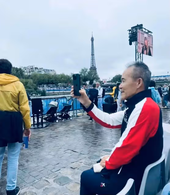 網友巴黎偶遇王石田朴珺夫婦,穿情侶裝看開幕式太恩愛