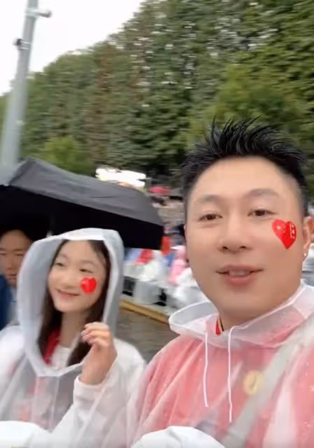 李小鵬帶女兒現身巴黎奧運會,為中國隊加油超激動