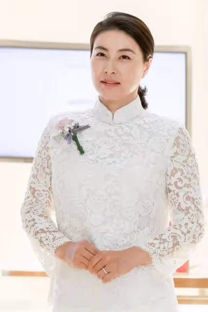 郭晶晶終於認真打扮,穿蕾絲改良旗袍優雅秀氣,「闊太范」十足