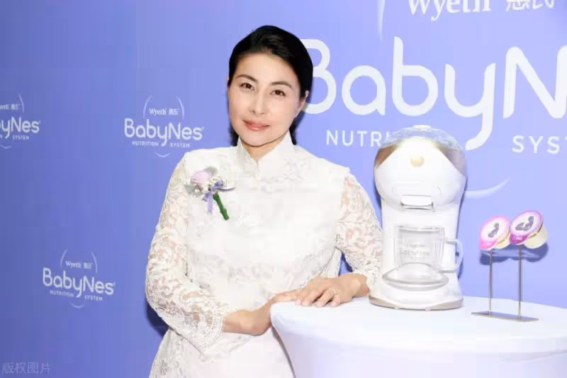 郭晶晶終於認真打扮,穿蕾絲改良旗袍優雅秀氣,「闊太范」十足