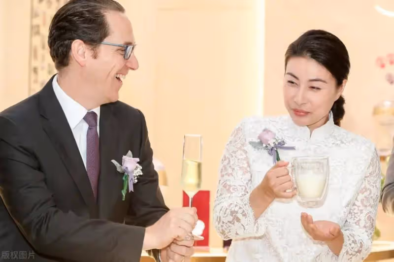 郭晶晶終於認真打扮,穿蕾絲改良旗袍優雅秀氣,「闊太范」十足