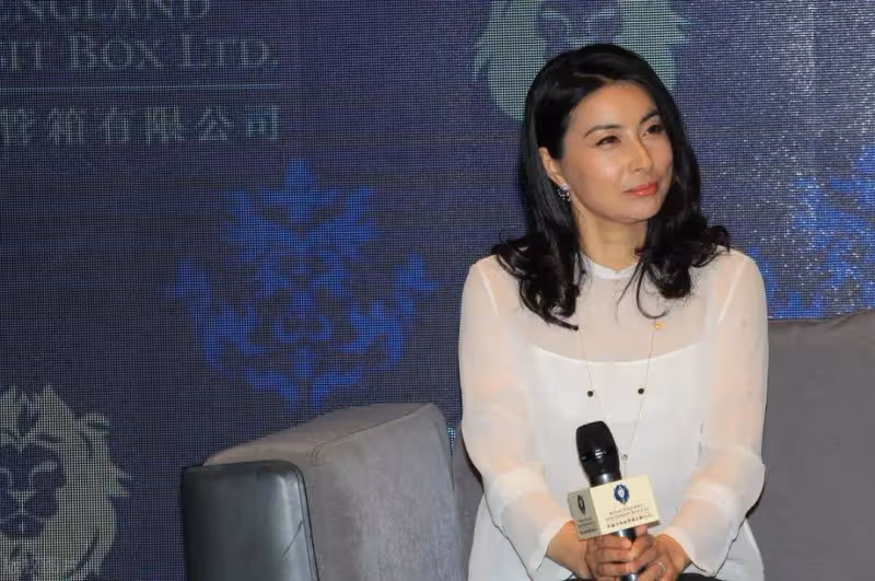 郭晶晶終於認真打扮,穿蕾絲改良旗袍優雅秀氣,「闊太范」十足