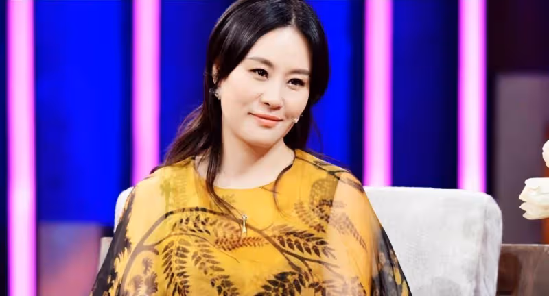 她是最性感的華裔女星,20歲孤身闖好萊塢,10年後嫁美國禿頭導演