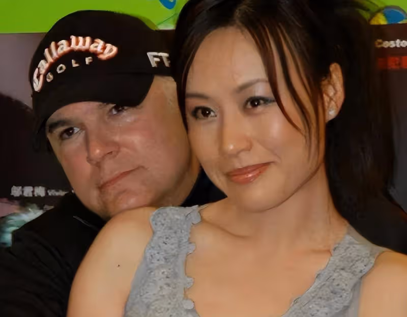 她是最性感的華裔女星,20歲孤身闖好萊塢,10年後嫁美國禿頭導演
