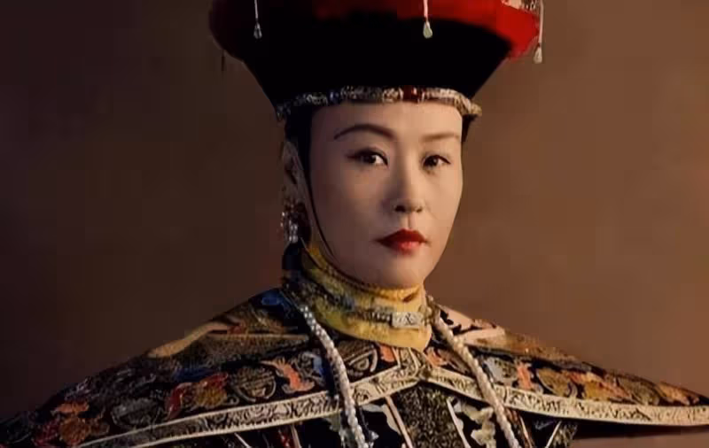 她是最性感的華裔女星,20歲孤身闖好萊塢,10年後嫁美國禿頭導演