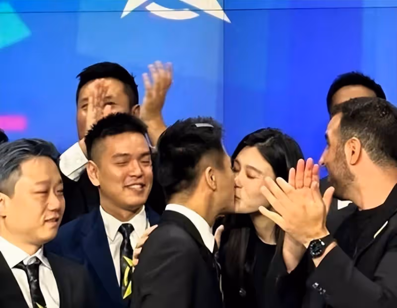 奚夢瑤陪何猷君現身敲鐘儀式!夫妻倆甜吻秀恩愛