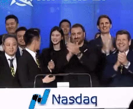 奚夢瑤陪何猷君現身敲鐘儀式!夫妻倆甜吻秀恩愛