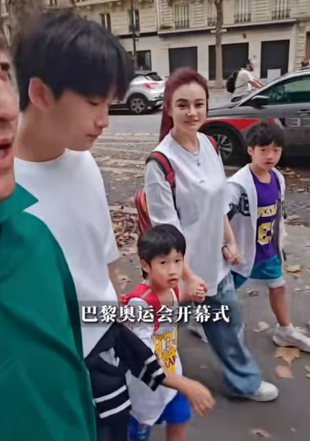 鄒市明冉瑩穎全家現身巴黎看奧運,軒軒越來越帥,二兒子太搞笑了