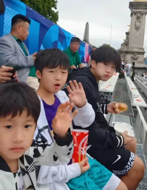 鄒市明冉瑩穎全家現身巴黎看奧運,軒軒越來越帥,二兒子太搞笑了