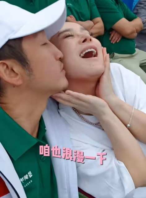 鄒市明冉瑩穎全家現身巴黎看奧運,軒軒越來越帥,二兒子太搞笑了