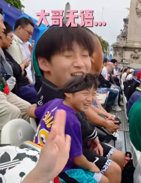 鄒市明冉瑩穎全家現身巴黎看奧運,軒軒越來越帥,二兒子太搞笑了