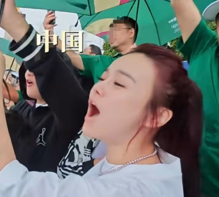 鄒市明冉瑩穎全家現身巴黎看奧運,軒軒越來越帥,二兒子太搞笑了