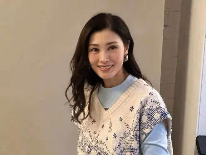 54歲李嘉欣步態如蹣跚老人!昔日最美港姐曾性感火辣
