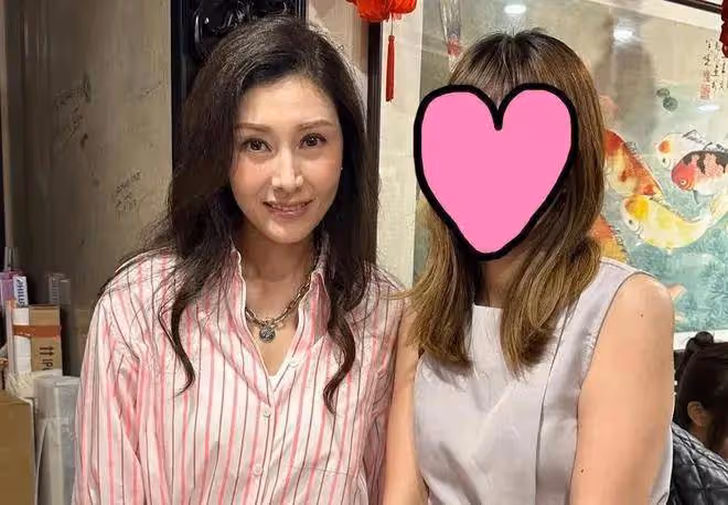 54歲李嘉欣步態如蹣跚老人!昔日最美港姐曾性感火辣
