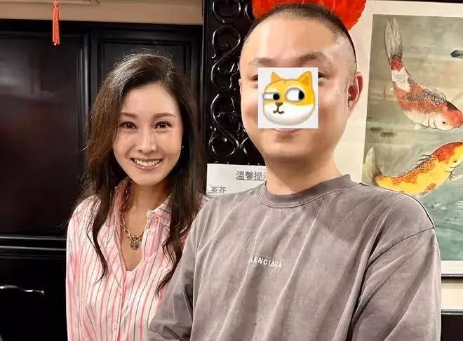 54歲李嘉欣步態如蹣跚老人!昔日最美港姐曾性感火辣